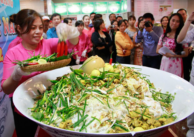 Tô mì Quảng lớn nhất Việt Nam làm từ 10 con gà, 50 kg mì đựng trong chiếc bát rộng tới 0,9 m và dành cho 250 người ăn.